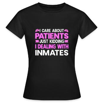 Une infirmière correctionnelle s’occupe des cadeaux des détenus - T-shirt Femme - noir - Devant - AI Model Female 172 dark (172cm)