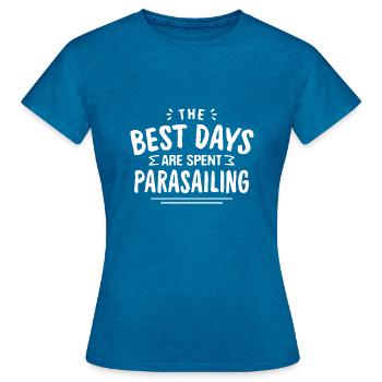 The Best Days Are Spent Parasailing Summer - Frauen T-Shirt - Antikblaues Saphir meliert - Vorne - AI Model Female 172 dark (172cm)