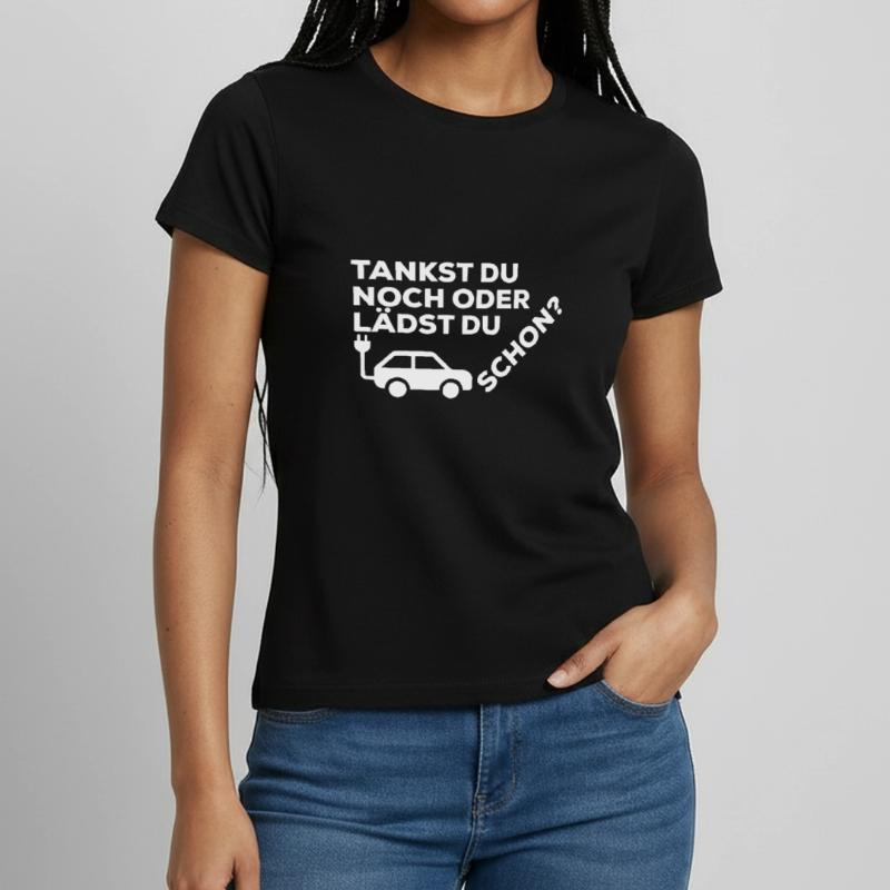 Tankst du noch oder lädst du schon? Frauen T-Shirt