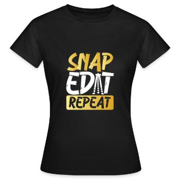 Répétition de l’édition instantanée - T-shirt Femme - noir - Devant - AI Model Female 172 dark (172cm)
