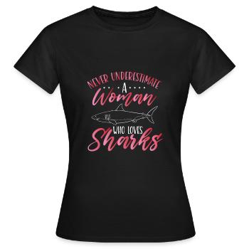 Une femme qui aime les requins - T-shirt Femme - noir - Devant - AI Model Female 172 dark (172cm)