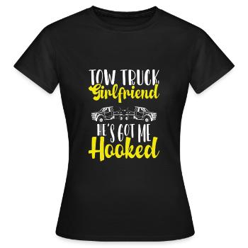 Abschleppwagen Freundin - Frauen T-Shirt - Schwarz - Vorne - AI Model Female 172 dark (172cm)