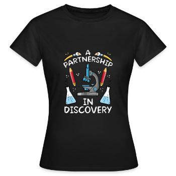 Un partenariat dans la découverte - T-shirt Femme - noir - Devant - AI Model Female 172 dark (172cm)