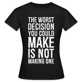 La pire décision que vous puissiez prendre, c’est de ne pas prendre - T-shirt Femme - noir - Devant - AI Model Female 172 dark (172cm)