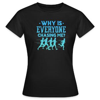 Pourquoi tout le monde me poursuit – Runner Country - T-shirt Femme - noir - Devant - AI Model Female 172 dark (172cm)