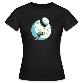 Astronaut flying to the moon with balloon, outer space - Women's T-Shirt - black - Front - AI Model Female 172 dark (172cm)