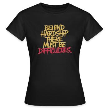 HINTER DER HÄRTE MÜSSEN SCHWIERIGKEITEN STECKEN - Frauen T-Shirt - Schwarz - Vorne - AI Model Female 172 dark (172cm)