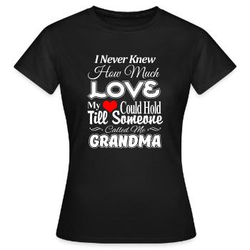GRANDMA Kärlek T Shirt - T-shirt dam - svart - Fram - AI Model Female 172 dark (172cm)