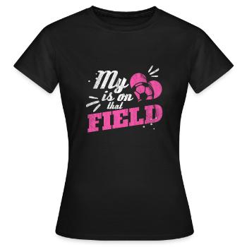 Mein Herz ist auf dem Fußball Platz - Geschenk - Frauen T-Shirt - Schwarz - Vorne - AI Model Female 172 dark (172cm)