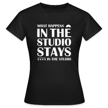 Ce qui se passe en studio reste en studio travail du bois - T-shirt Femme - noir - Devant - AI Model Female 172 dark (172cm)