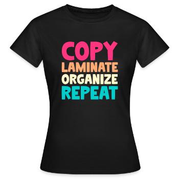 Copy Laminate Organize Repeat - Frauen T-Shirt - Schwarz - Vorne - AI Model Female 172 dark (172cm)