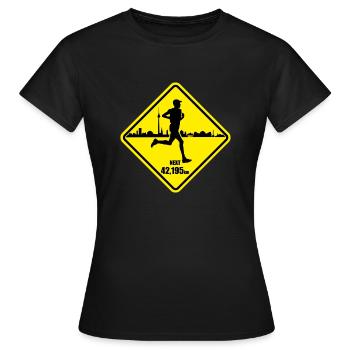 Marathon Roadsign Berlin - Frauen T-Shirt - Schwarz - Vorne - AI Model Female 172 dark (172cm)