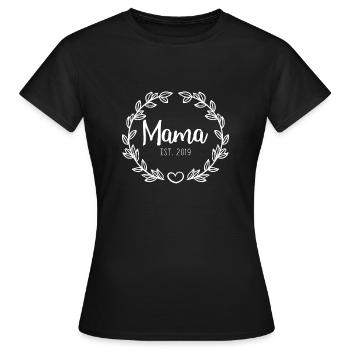 Mama est. 2019 - Frauen T-Shirt - Schwarz - Vorne - AI Model Female 172 dark (172cm)