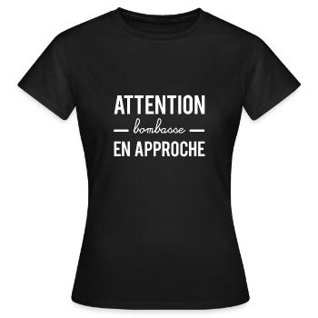 Attention bombasse en approche - T-shirt Femme - noir - Devant - AI Model Female 172 dark (172cm)