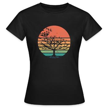 Retro sunset with tree and migratory birds - Women's T-Shirt - black - Front - AI Model Female 172 dark (172cm)