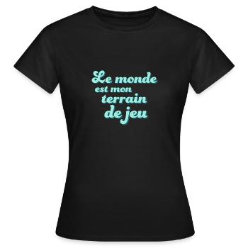 Le monde est mon terrain de jeu - T-shirt Femme - noir - Devant - AI Model Female 172 dark (172cm)