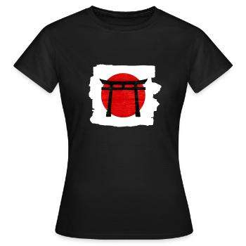 Schwarzes Torii-Tor auf der Roten Sonne: Symbolisch und markant - Frauen T-Shirt - Schwarz - Vorne - AI Model Female 172 dark (172cm)