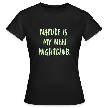 La nature est ma nouvelle boîte de nuit. La nature est ma nouvelle. - T-shirt Femme - noir - Devant - AI Model Female 172 dark (172cm)