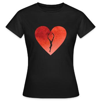 Herz mit Apnoetaucher der gerade taucht - Frauen T-Shirt - Schwarz - Vorne - AI Model Female 172 dark (172cm)