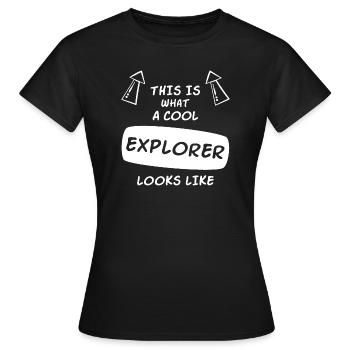 This is what a cool Explorer looks like - Frauen T-Shirt - Schwarz - Vorne - AI Model Female 172 dark (172cm)
