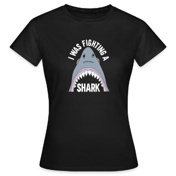 Gebrochenes Bein Spruch - Fraktur Gipsbein - Frauen T-Shirt - Schwarz - Vorne - AI Model Female 172 dark (172cm)