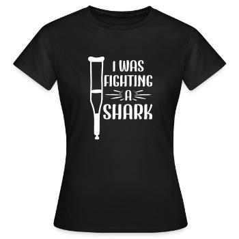 Gebrochenes Bein Spruch - Fraktur Gipsbein - Frauen T-Shirt - Schwarz - Vorne - AI Model Female 172 dark (172cm)