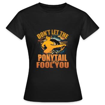 Lass dich nicht vom Pferdeschwanz täuschen - Frauen T-Shirt - Schwarz - Vorne - AI Model Female 172 dark (172cm)