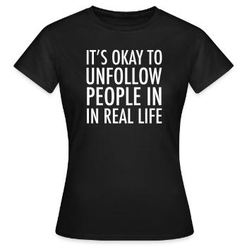 It 's Ok To Unfollow People In Real Life - Frauen T-Shirt - Schwarz - Vorne - AI Model Female 172 dark (172cm)