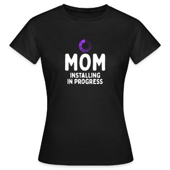 Installing Mom In Progress, Pregnancy Announcement - T-shirt Femme - noir - Devant - AI Model Female 172 dark (172cm)