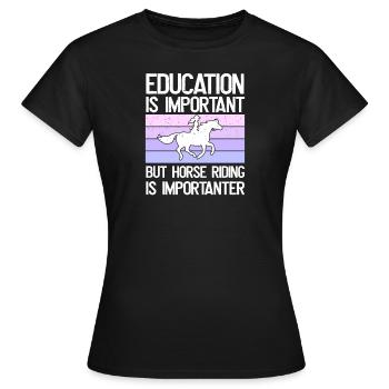 Bildung Ist Wichtig, Aber Reiten Ist wichtiger - Frauen T-Shirt - Schwarz - Vorne - AI Model Female 172 dark (172cm)