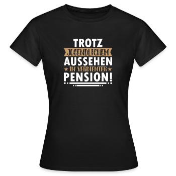TROTZ JUGENDLICHEM AUSSEHEN IN VERDIENTER PENSION - Frauen T-Shirt - Schwarz - Vorne - AI Model Female 172 dark (172cm)