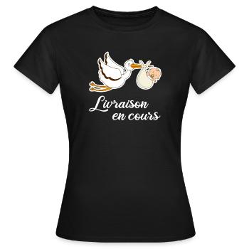 Livraison en cours cigogne grossesse - T-shirt Femme - noir - Devant - AI Model Female 172 dark (172cm)
