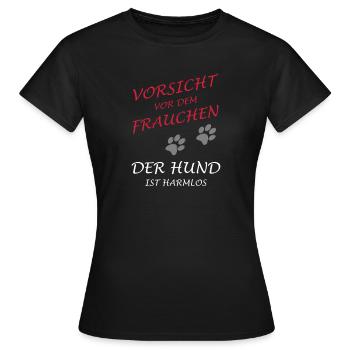 Vorsicht vor dem Frauchen, der Hund ist harmlos - Frauen T-Shirt - Schwarz - Vorne - AI Model Female 172 dark (172cm)