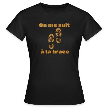 on me suit a la trace humour randonnée empreinte - T-shirt Femme - noir - Devant - AI Model Female 172 dark (172cm)