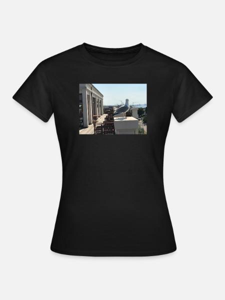 Möwenblick am Hafen Dachterrasse - Frauen T-Shirt - Schwarz