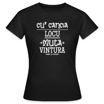 t-shirt Sicilia proverbio siciliano cu' cancia - Maglietta da donna - nero - Fronte - AI Model Female 172 dark (172cm)