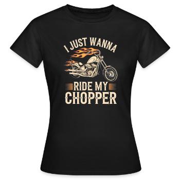 Flammender Chopper Motorrad - Frauen T-Shirt - Schwarz - Vorne - AI Model Female 172 dark (172cm)