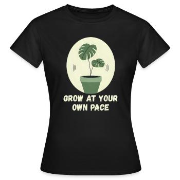 Jeder wächst in seinem eigenen Tempo - Frauen T-Shirt - Schwarz - Vorne - AI Model Female 172 dark (172cm)