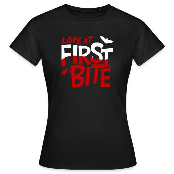 Liebe auf den ersten Biss - Frauen T-Shirt - Schwarz - Vorne - AI Model Female 172 dark (172cm)