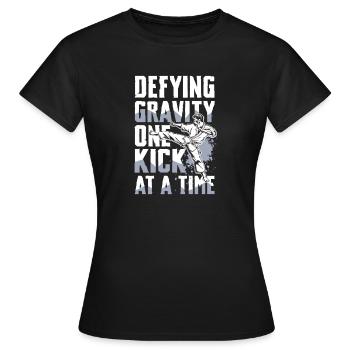 Schwerkraft Entfesseln Mit Jedem Kick - Frauen T-Shirt - Schwarz - Vorne - AI Model Female 172 dark (172cm)