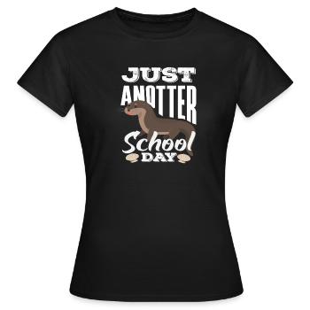 Seeotter Cartoon School Day - Frauen T-Shirt - Schwarz - Vorne - AI Model Female 172 dark (172cm)