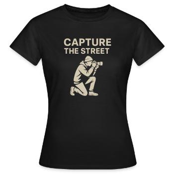 Capture de la rue – Chemise de photographie de rue - T-shirt Femme - noir - Devant - AI Model Female 172 dark (172cm)