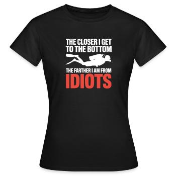 Plongée en bas : Plus proche plus loin des idiots - T-shirt Femme - noir - Devant - AI Model Female 172 dark (172cm)