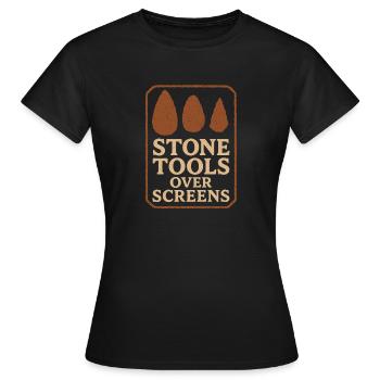 Outils préhistoriques en pierre d’Homo - T-shirt Femme - noir - Devant - AI Model Female 172 dark (172cm)
