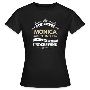 Es ist eine Monica-Sache – Familiennamen-Pride-Zitat - Frauen T-Shirt - Schwarz - Vorne - AI Model Female 172 dark (172cm)