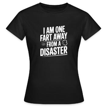 Ich bin nur noch einen Furz von einem Desaster entfernt. - Frauen T-Shirt - Schwarz - Vorne - AI Model Female 172 dark (172cm)