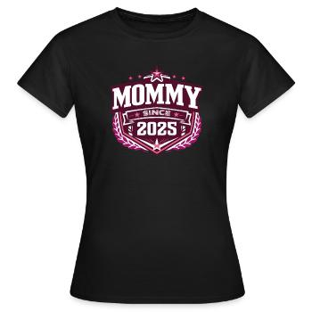 Mama seit 2025 – Stolze neue Mama Design - Frauen T-Shirt - Schwarz - Vorne - AI Model Female 172 dark (172cm)