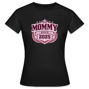 Mama seit 2025 – Stolze neue Mama Design - Frauen T-Shirt - Schwarz - Vorne - AI Model Female 172 dark (172cm)