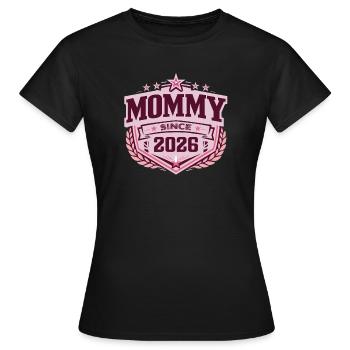 Mama seit 2026 – Proud New Mom Design - Frauen T-Shirt - Schwarz - Vorne - AI Model Female 172 dark (172cm)