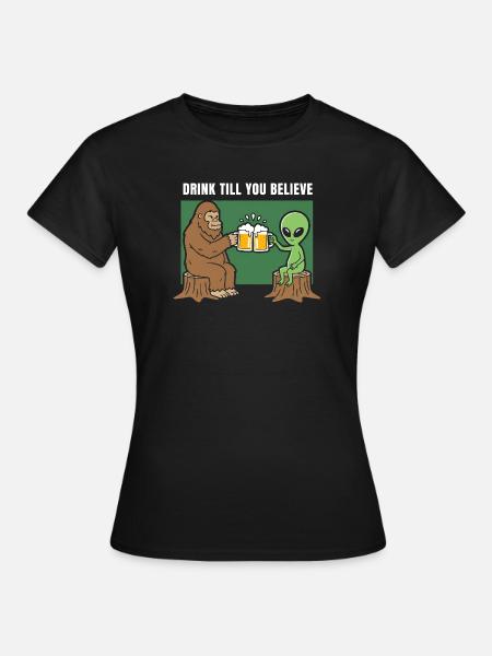 Prost mit Alien und Sasquatch - Frauen T-Shirt - Schwarz